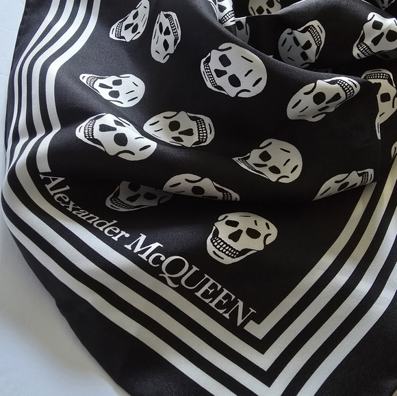 Alexander McQueen Skull Silk Scarf Black - Picture 3 of 6